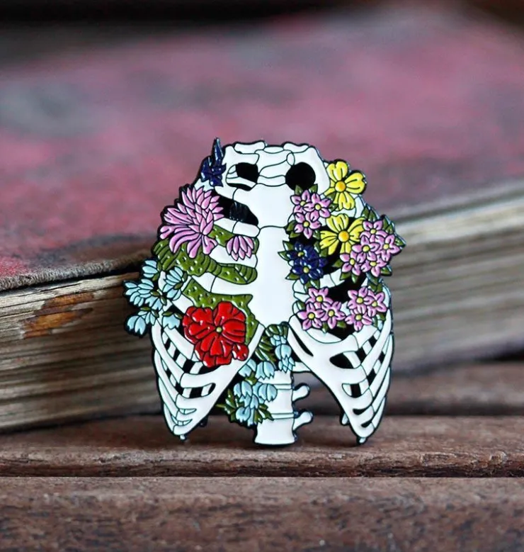 Cage thoracique avec fleurs - Pins-Codex Anatomicus