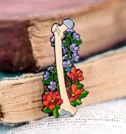 Os pelvien avec fleurs - Pins-Codex Anatomicus Outlet